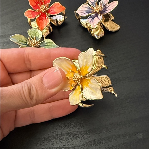Floral Enamel Hair Claw Set - Multicolor - Picture 3 of 3